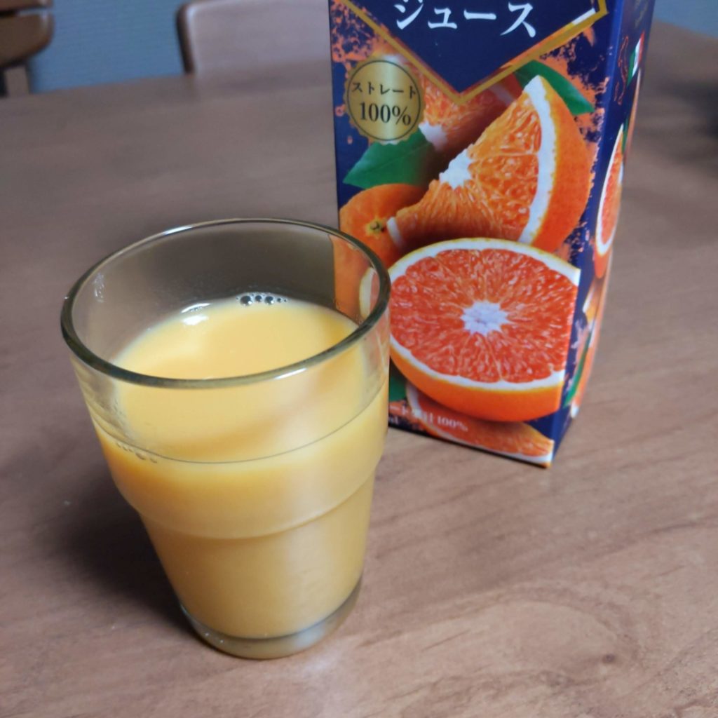コップに入れたブラッドオレンジジュース